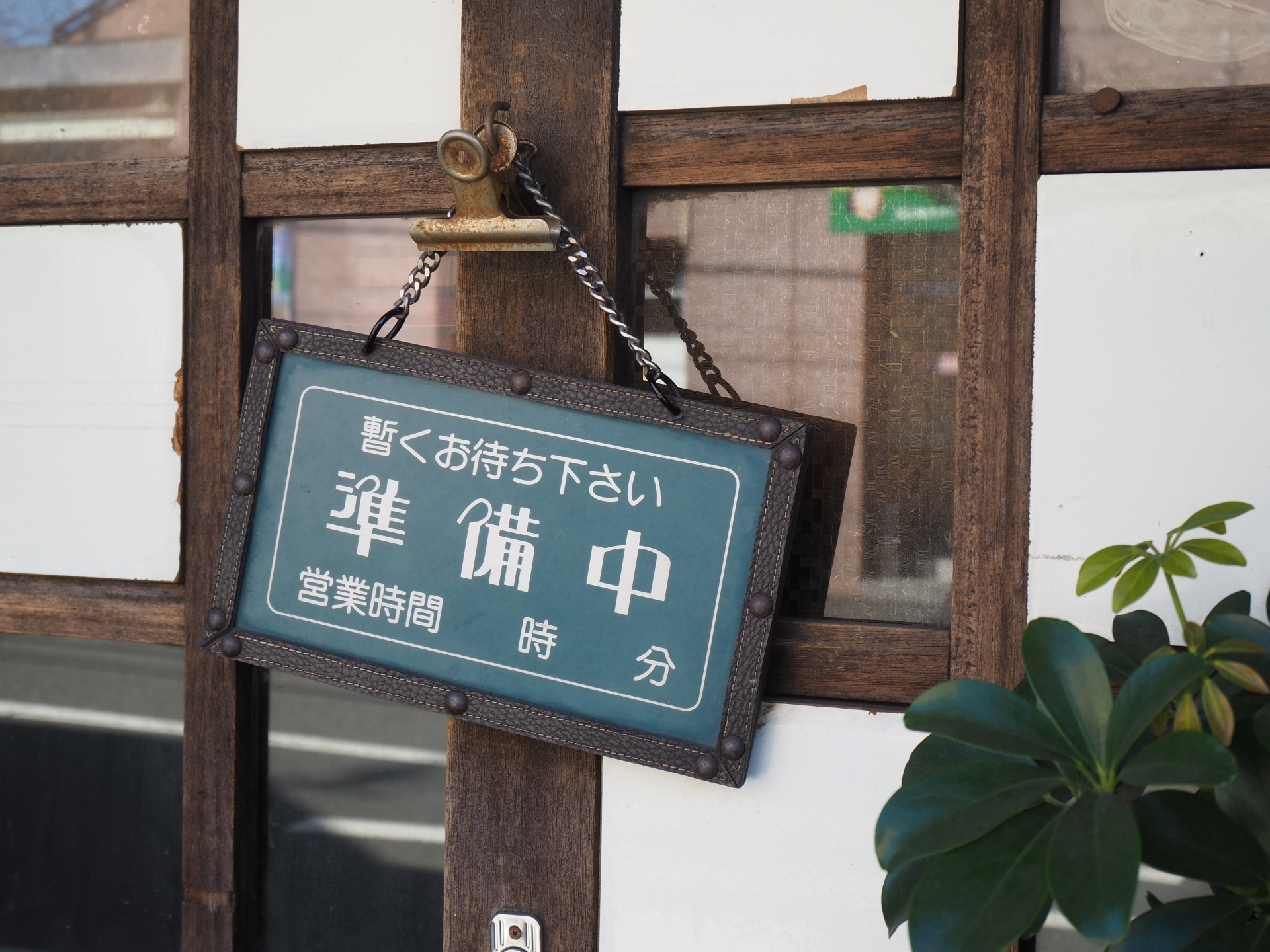 【結論】飲食店でねずみを見たら即プロの駆除業者へ|放置は営業停止リスクあり